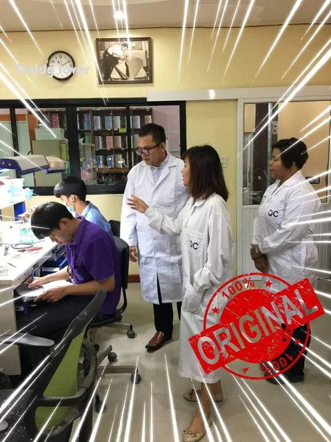 ทีมงาน QC ตรวจสอบคุณภาพเครื่องมือแพทย์